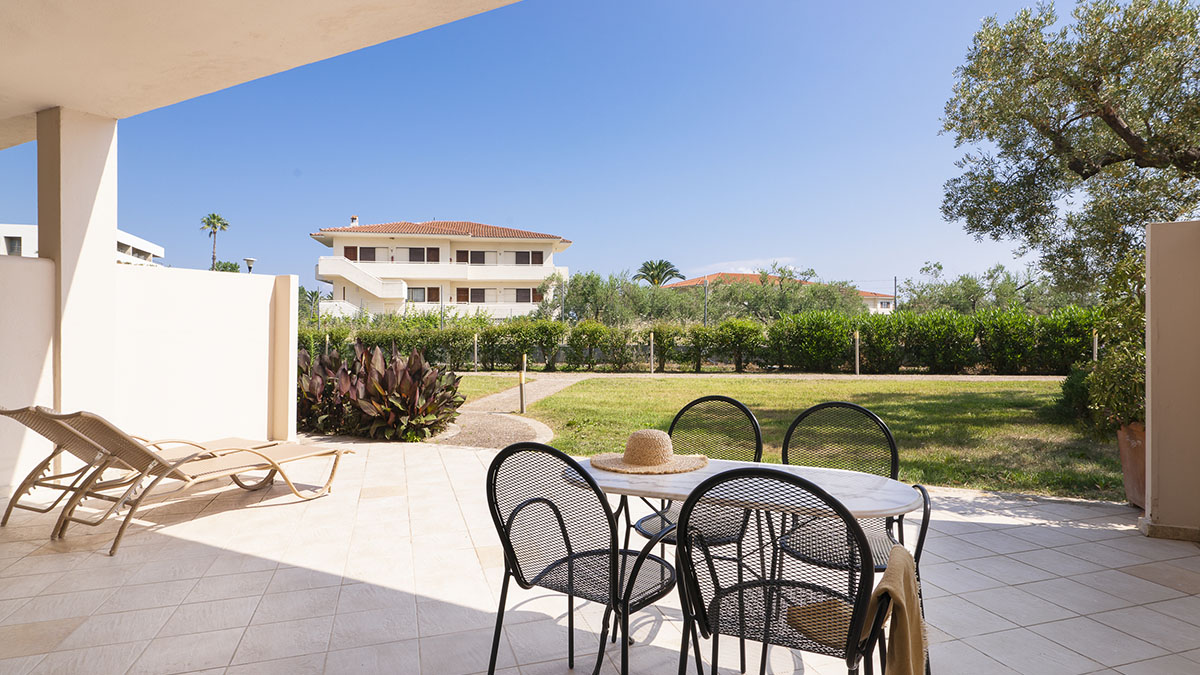 Deluxe Family Suite with Garden Access